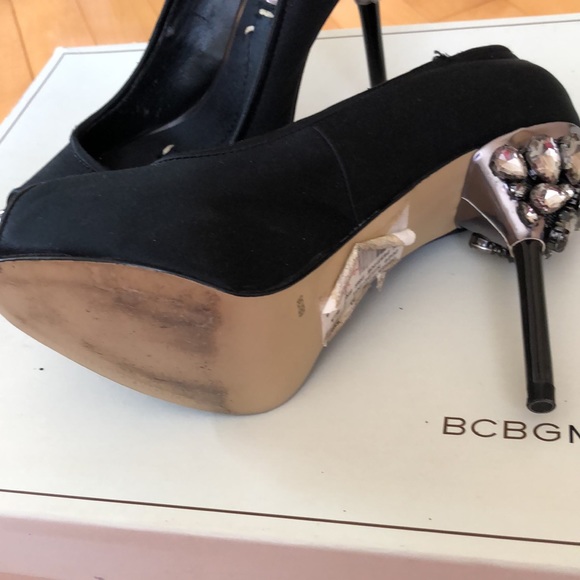 BCBGMAXAZRIA Peeptoe Pumps. - Picture 3 of 5